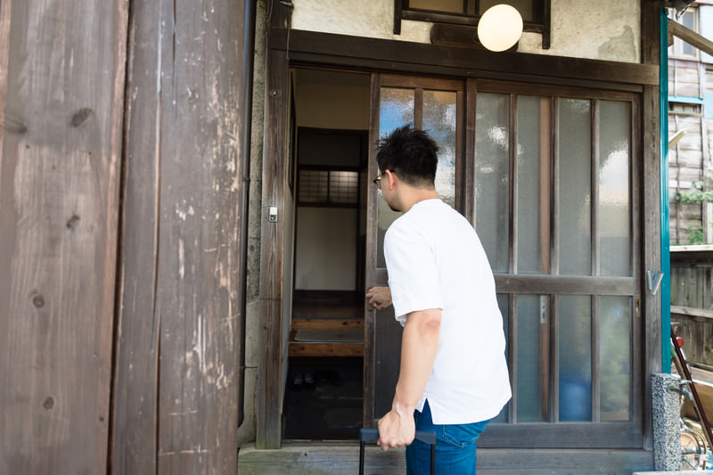 古民家の玄関を開ける